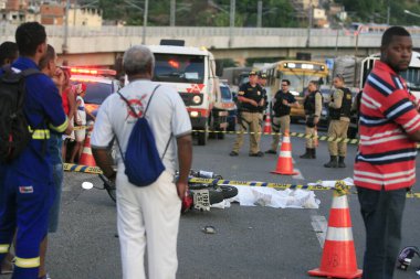 Salvador, Bahia / Brezilya - 2 Haziran 2016: BR 324 karayolunda bir kadın öldü. Kurban bir karavan çarptığında otoyola girmeye çalışıyormuş. * * * Yerel altyazı * *