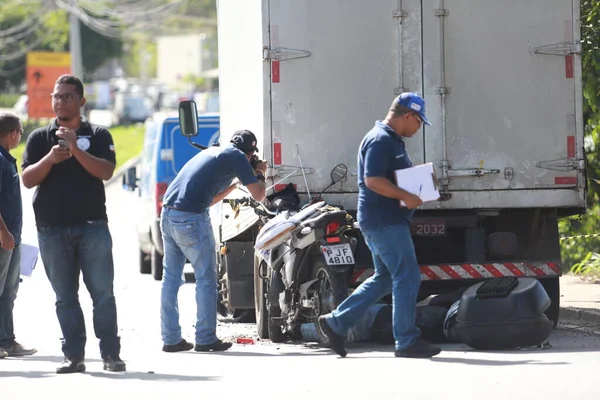 Salvador, Bahia / Brezilya - 18 Haziran 2015: Salvador 'daki Luiz Viana Caddesi' nde trafik kazasında teknik polis adli tıp. Bir adam bir kamyonun dibinde motosikletle çarpışırken öldü. * * * Yerel altyazı * *