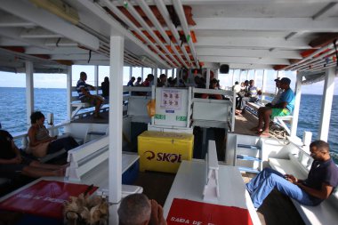 Salvador, Bahia / Brezilya - 22 Ağustos 2018: Mar Grande 'den Salvador' a giden Baa de Todos os Santos 'u geçtikten sonra motorlu teknenin kalkışı sırasında yolcular görüldü..