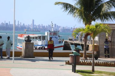 Salvador, Bahia / Brezilya - 22 Ağustos 2018: Mar Grande 'den Salvador' a giden Baa de Todos os Santos 'u geçtikten sonra motorlu teknenin kalkışı sırasında yolcular görüldü..