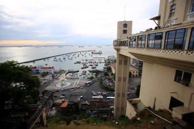 Salvador, Bahia / Brezilya - 13 Mart 2018: Azizler Körfezi manzarası ve Salvador şehri Lacerda ni asansörü. * * * Yerel altyazı * *