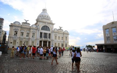 Salvador, Bahia / Brezilya - 13 Mart 2018: Rio Branco Sarayı 'nın arka planında, Tome de Sousa Meydanı' nda insanlar görülüyor. * * * Yerel altyazı * *