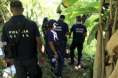 Salvador, Bahia / Brezilya - 23 Ağustos 2013: Uzmanlar Salvador şehrinde öldürülen bir adamın cesedini araştırıyorlar