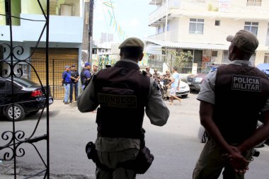 Salvador, Bahia / Brezilya - 23 Ağustos 2013: Salvador kentindeki Saramandaia mahallesinde askeri polis memurları görev yapıyor