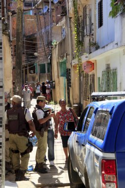 Salvador, Bahia / Brezilya - 23 Ağustos 2013: Salvador kentindeki Saramandaia mahallesinde askeri polis memurları görev yapıyor