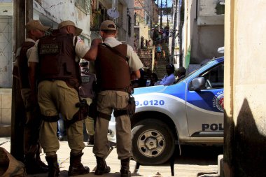 Salvador, Bahia / Brezilya - 23 Ağustos 2013: Salvador kentindeki Saramandaia mahallesinde askeri polis memurları görev yapıyor