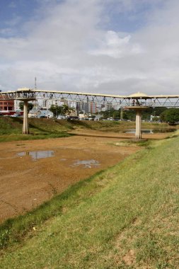 Salvador, Bahia / Brezilya - 13 Nisan 2013: Lagoa seca, Salvador 'da Avenida Luiz Viana' da görüldü. * * * Yerel altyazı * * .