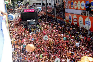 Salvador, Bahia / Brezilya - 10 Şubat 2013: Salvador 'daki Osmar Karnavalı' nda trio eletrico sergilenirken görüldü. * * * Yerel altyazı * *