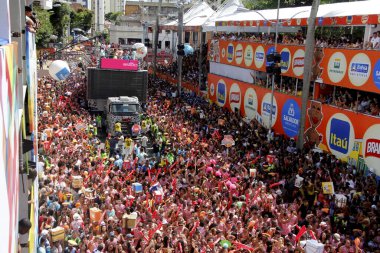 Salvador, Bahia / Brezilya - 10 Şubat 2013: Salvador 'daki Osmar Karnavalı' nda trio eletrico sergilenirken görüldü. * * * Yerel altyazı * *