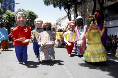 Salvador, Bahia / Brezilya - 10 Şubat 2013: Salvador şehrindeki Osmar Karnaval Turu 'nda dev bebekler veya mamulengolar gösterildi.