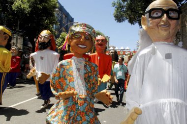 Salvador, Bahia / Brezilya - 10 Şubat 2013: Salvador şehrindeki Osmar Karnaval Turu 'nda dev bebekler veya mamulengolar gösterildi.