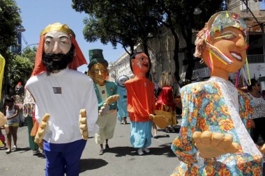 Salvador, Bahia / Brezilya - 10 Şubat 2013: Salvador şehrindeki Osmar Karnaval Turu 'nda dev bebekler veya mamulengolar gösterildi.