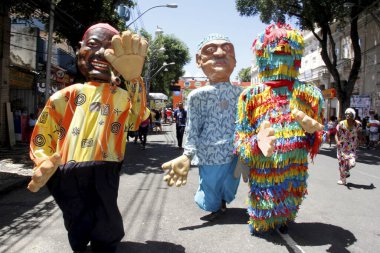 Salvador, Bahia / Brezilya - 10 Şubat 2013: Salvador şehrindeki Osmar Karnaval Turu 'nda dev bebekler veya mamulengolar gösterildi.