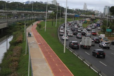 Salvador, Bahia / Brezilya - 2 Nisan 2019: İnsanlar Salvador 'da Luiz Viana Bulvarı üzerinde bisiklet sürerken görüldü. * * * Yerel altyazı * *