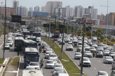 Salvador, Bahia / Brezilya - Kasım 14, 2018: Salvador Paralel Bölgesi 'ndeki trafik sıkışıklığı sırasında kurbanların hareketi