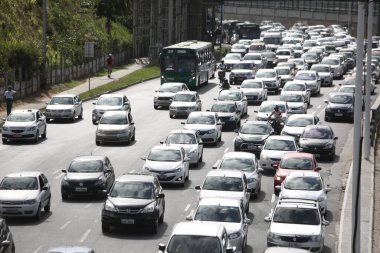 Salvador, Bahia / Brezilya - 2 Ekim 2017: Salvador kentindeki BR 324 karayolundan araçların geçtiği görüldü.