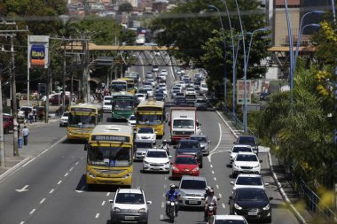 Salvador, Bahia / Brezilya - 12 Şubat 2019: Salvador 'daki Tancredo Neves Bulvarı' nda araç hareketi. * * * Yerel altyazı * *