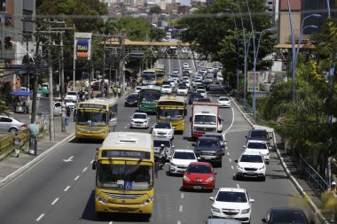 Salvador, Bahia / Brezilya - 12 Şubat 2019: Salvador 'daki Tancredo Neves Bulvarı' nda araç hareketi. * * * Yerel altyazı * *