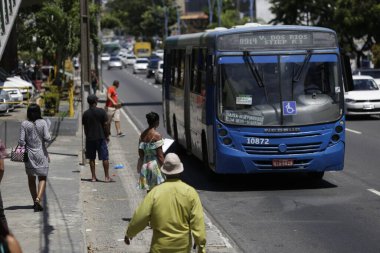 Salvador, Bahia / Brezilya - 12 Şubat 2019: Salvador 'daki Tancredo Neves Bulvarı' nda araç hareketi. * * * Yerel altyazı * *