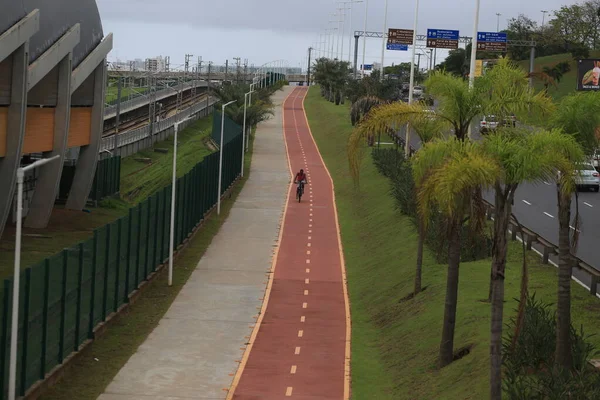 Salvador Bahia Brazil April 2019 Man Ser Människor Cykla Längs — Stockfoto