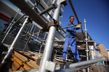 Salvador, Bahia / Brezilya - 29 Ocak 2018: İşçi, Salvador 'daki Barra mahallesinde karnaval partisi için yapı oluştururken görülüyor. * * * Yerel altyazı * *