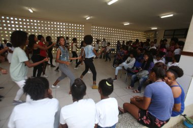Salvador, Bahia / Brezilya - 8 Kasım 2018: Salvador 'daki Bairro da Paz devlet okulu öğrencisi okulun avlusunda görüldü