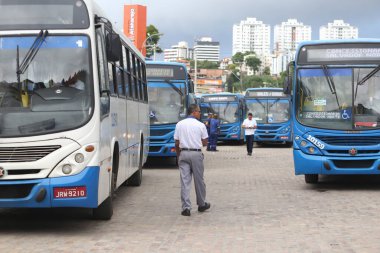 Salvador, Bahia / Brezilya - 25 Mayıs 2019: Şoförler Salvador şehrinde garaj otobüslerinin yanında görüldü. * * * Yerel altyazı * * .