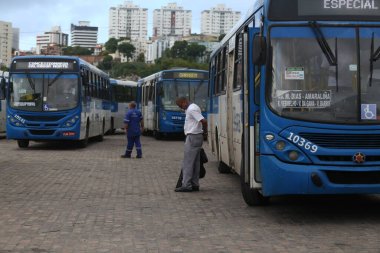 Salvador, Bahia / Brezilya - 25 Mayıs 2019: Şoförler Salvador şehrinde garaj otobüslerinin yanında görüldü. * * * Yerel altyazı * * .