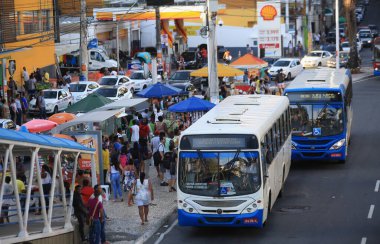 Salvador, Bahia / Brezilya - 19 Ocak 2019: Yolcular Salvador 'da Avenida Centenario' da bir otobüs durağında görüldü. * * * Yerel altyazı * * .