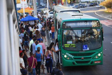 Salvador, Bahia / Brezilya - 19 Ocak 2019: Yolcular Salvador 'da Avenida Centenario' da bir otobüs durağında görüldü. * * * Yerel altyazı * * .