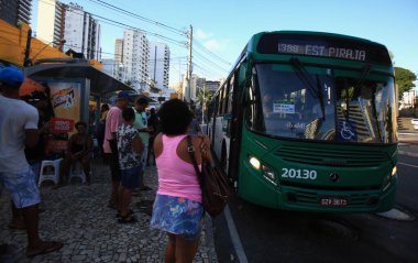 Salvador, Bahia / Brezilya - 19 Ocak 2019: Yolcular Salvador 'da Avenida Centenario' da bir otobüs durağında görüldü. * * * Yerel altyazı * * .