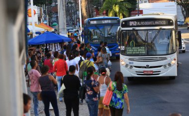 Salvador, Bahia / Brezilya - 19 Ocak 2019: Yolcular Salvador 'da Avenida Centenario' da bir otobüs durağında görüldü. * * * Yerel altyazı * * .