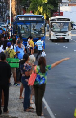 Salvador, Bahia / Brezilya - 19 Ocak 2019: Yolcular Salvador 'da Avenida Centenario' da bir otobüs durağında görüldü. * * * Yerel altyazı * * .