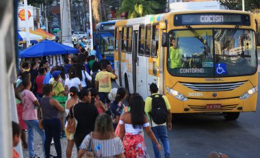 Salvador, Bahia / Brezilya - 19 Ocak 2019: Yolcular Salvador 'da Avenida Centenario' da bir otobüs durağında görüldü. * * * Yerel altyazı * * .