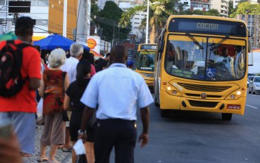 Salvador, Bahia / Brezilya - 19 Ocak 2019: Yolcular Salvador 'da Avenida Centenario' da bir otobüs durağında görüldü. * * * Yerel altyazı * * .