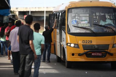 Salvador, Bahia / Brezilya - 18 Eylül 2017: Lauro de Freitas ve Salvador şehirleri arasındaki tamamlayıcı toplu taşıma sisteminin Minibus 'u Sao Cristovao mahallesinde görülmektedir. * * * Yerel altyazı * * .