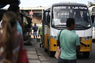 Salvador, Bahia / Brezilya - 18 Eylül 2017: Lauro de Freitas ve Salvador şehirleri arasındaki tamamlayıcı toplu taşıma sisteminin Minibus 'u Sao Cristovao mahallesinde görülmektedir. * * * Yerel altyazı * * .