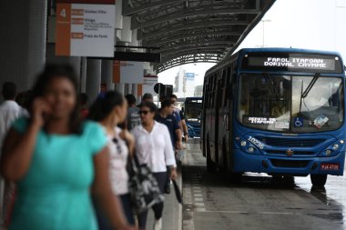 Salvador, Bahia / Brezilya - 15 Eylül 2017: Salvador 'daki Mussurunga İstasyonu' nda otobüs bekleyen yolcu hareketi. * * * Yerel altyazı * * .