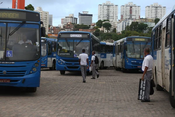 Salvador, Bahia / Brezilya - 25 Mayıs 2019: Şoförler Salvador şehrinde garaj otobüslerinin yanında görüldü. * * * Yerel altyazı * * .