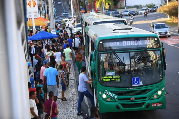 Salvador, Bahia / Brezilya - 19 Ocak 2019: Yolcular Salvador 'da Avenida Centenario' da bir otobüs durağında görüldü. * * * Yerel altyazı * * .