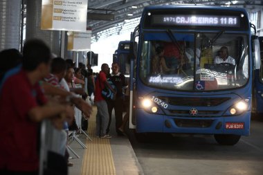 Salvador, Bahia / Brezilya - 8 Eylül 2017: Yolcular Salvador 'daki Mussurunga İstasyonu' nda otobüse binerken görüldü. * * * Yerel altyazı * * .