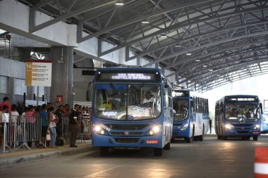 Salvador, Bahia / Brezilya - 8 Eylül 2017: Yolcular Salvador 'daki Mussurunga İstasyonu' nda otobüse binerken görüldü. * * * Yerel altyazı * * .