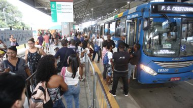 Salvador, Bahia / Brezilya - 8 Eylül 2017: Yolcular Salvador 'daki Mussurunga İstasyonu' nda otobüse binerken görüldü. * * * Yerel altyazı * * .