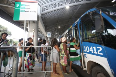 Salvador, Bahia / Brezilya - 8 Eylül 2017: Yolcular Salvador 'daki Mussurunga İstasyonu' nda otobüse binerken görüldü. * * * Yerel altyazı * * .