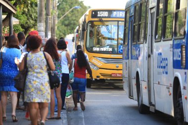 Salvador, Bahia / Brezilya - 26 Ocak 2017: Salvador kentindeki Avenida Tancredo Neves otobüs durağında toplu taşıma için bekleyen kişi görülüyor. * * * Yerel altyazı * * .
