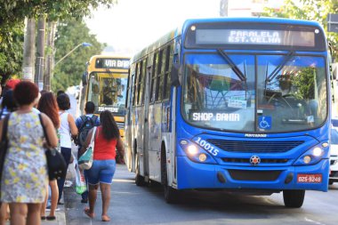 Salvador, Bahia / Brezilya - 26 Ocak 2017: Salvador kentindeki Avenida Tancredo Neves otobüs durağında toplu taşıma için bekleyen kişi görülüyor. * * * Yerel altyazı * * .