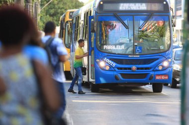 Salvador, Bahia / Brezilya - 26 Ocak 2017: Salvador kentindeki Avenida Tancredo Neves otobüs durağında toplu taşıma için bekleyen kişi görülüyor. * * * Yerel altyazı * * .