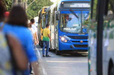 Salvador, Bahia / Brezilya - 26 Ocak 2017: Salvador kentindeki Avenida Tancredo Neves otobüs durağında toplu taşıma için bekleyen kişi görülüyor. * * * Yerel altyazı * * .