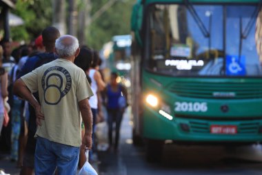 Salvador, Bahia / Brezilya - 26 Ocak 2017: Salvador 'daki Avenida Tancredo Neves otobüs durağında yaşlı bir adam toplu taşıma için beklerken görüldü. * * * Yerel altyazı * * .