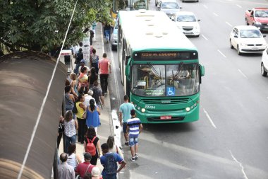 Salvador, Bahia / Brezilya 20 Eylül 2017: Salvador 'daki Avenida Tancredo Neves otobüs durağında yolcu hareketi. * * * Yerel altyazı * * .